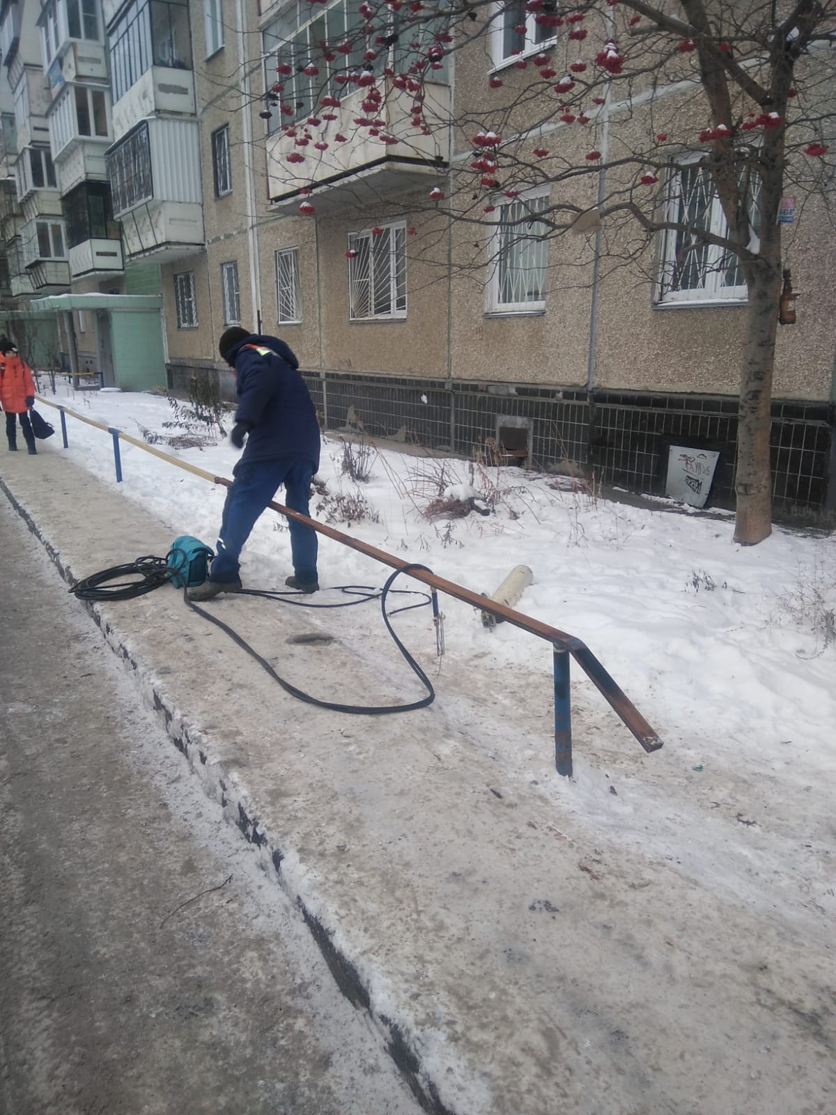 УК "ЖКХ Новые Люди" выполнила работы по ремонту ограждение газона во дворе дома по адресу Чичерина 35 Б.