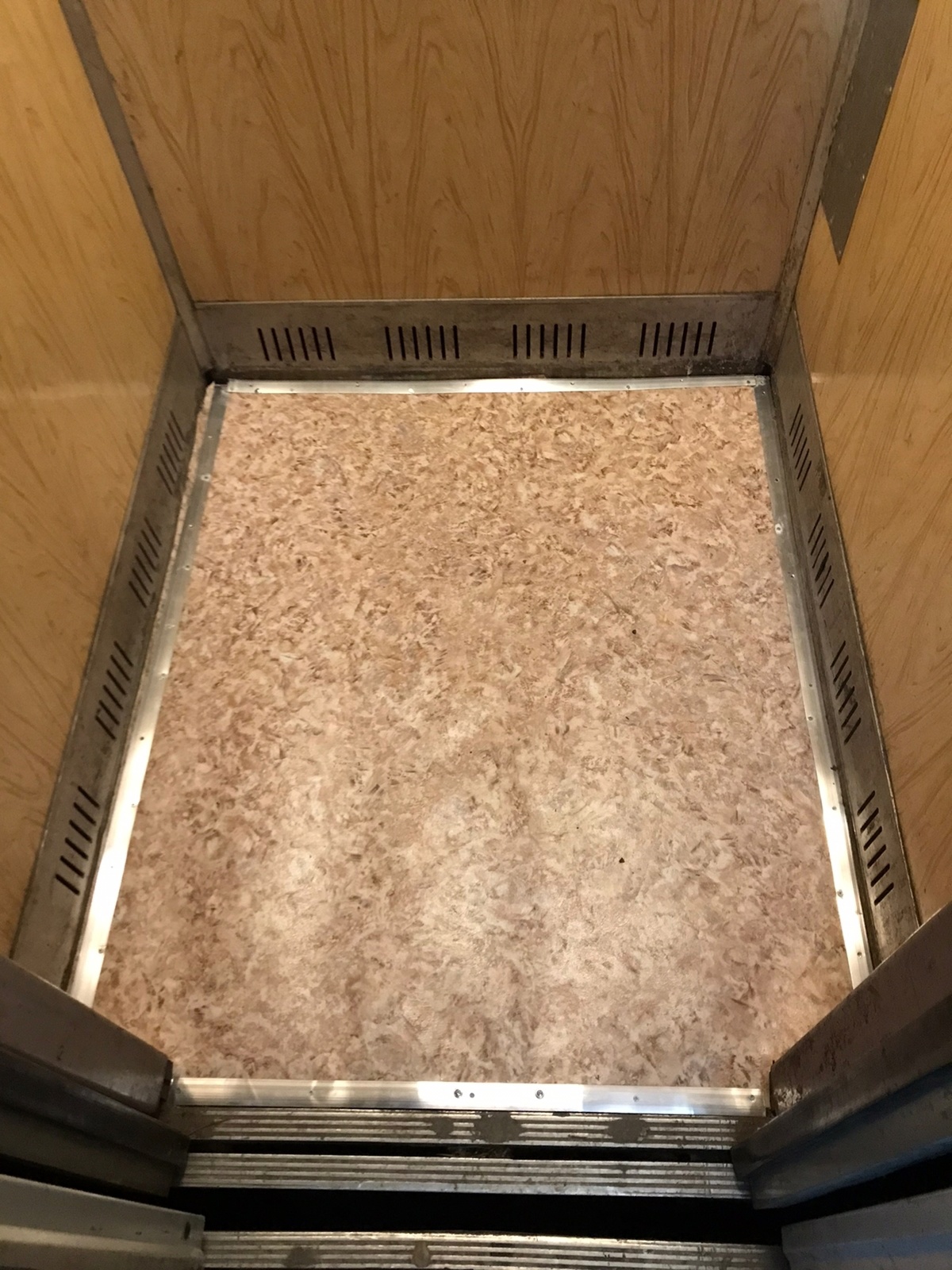 Обновление линолеума в кабинах лифтов МКД.
В лифтовых кабинах по адресам: 250 лет Челябинска 9, Чичерина 35 б УК 