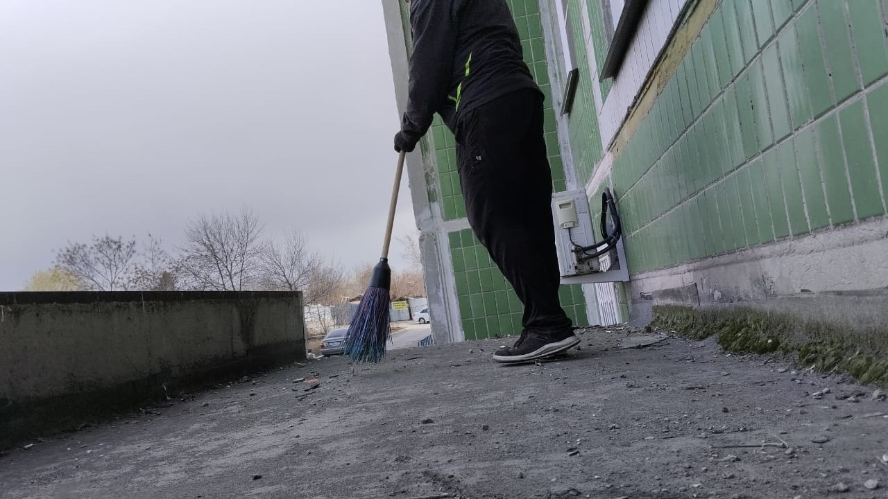 Чистка козырьков входных групп от мусора по адресу 250 лет Челябинска 9.
