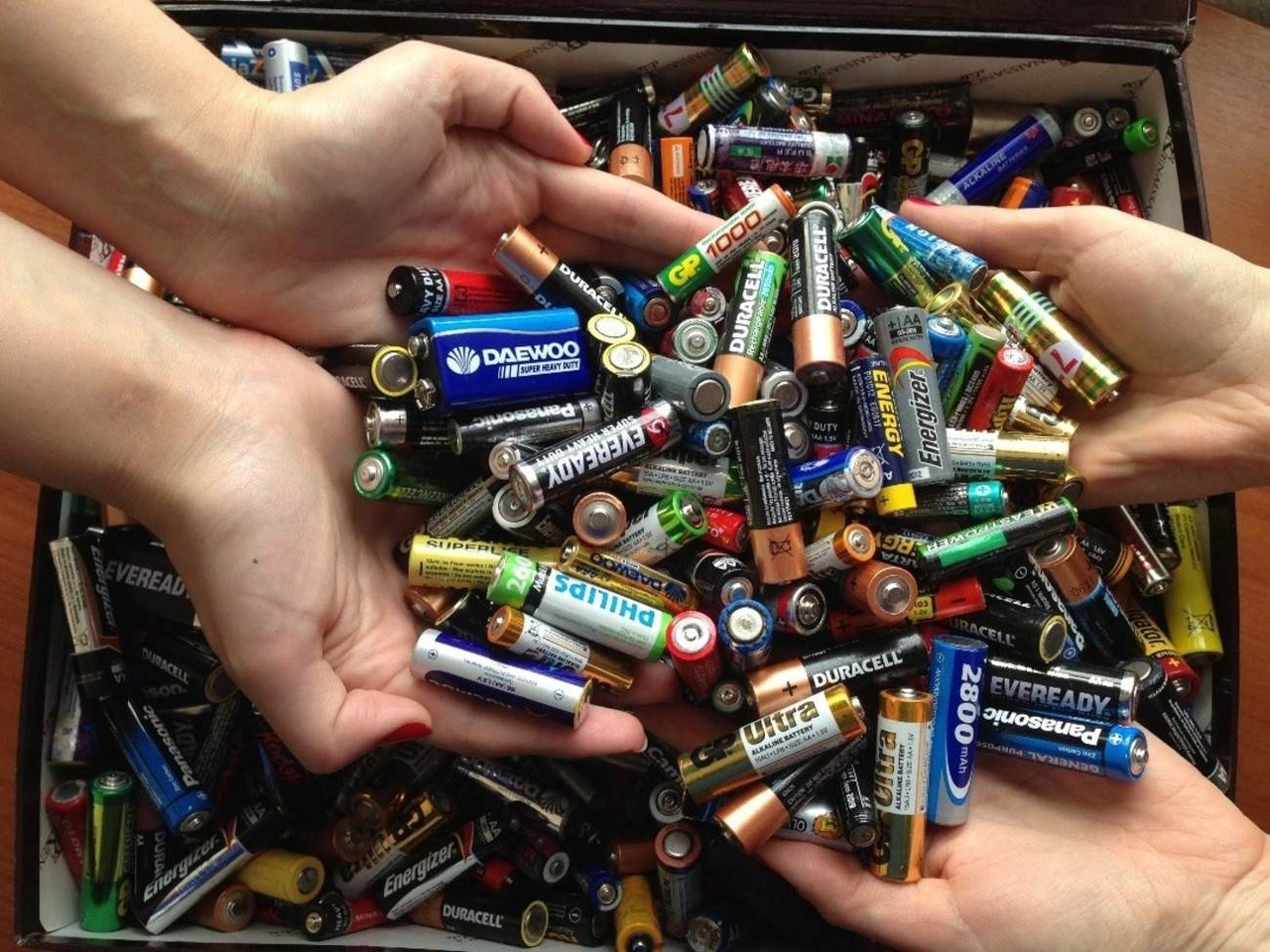 Почему нельзя выбрасывать батарейки в мусорный бак?
Каждая, даже самая маленькая, батарейка содержит множество тяжёлых металлов...